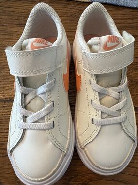 Nike Kids White Sneakers with Peach Swoosh - NWOB - Size 10